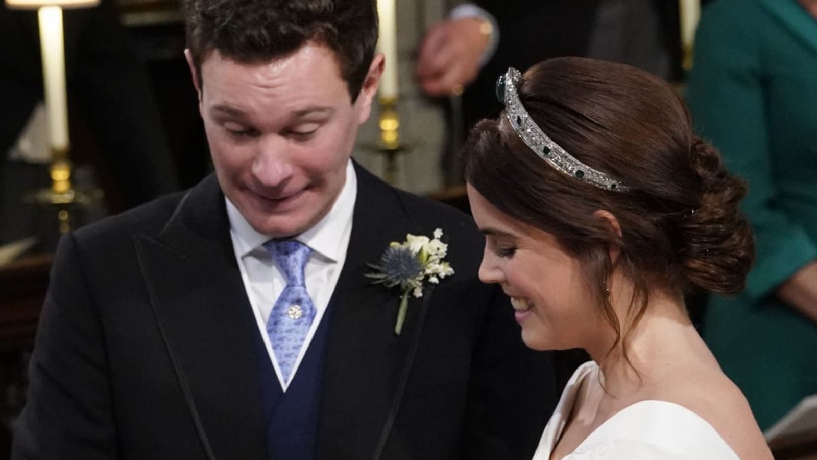 Prinzessin Eugenie lächelt, als ihr Jack Brooksbank 2018 in der St.-Georges-Kapelle von Schloss Windsor den Ehering an den Finger steckt.picture alliance/Danny Lawson/PA Wire/dpa Prinzessin Eugenie lächelt, als ihr Jack Brooksbank 2018 in der St.-Georges-Kapelle von Schloss Windsor den Ehering an den Finger steckt.picture alliance/Danny Lawson/PA Wire/dpa