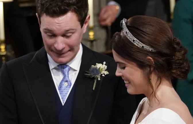 Prinzessin Eugenie lächelt, als ihr Jack Brooksbank 2018 in der St.-Georges-Kapelle von Schloss Windsor den Ehering an den Finger steckt.<span class='image-autor'>picture alliance/Danny Lawson/PA Wire/dpa</span>