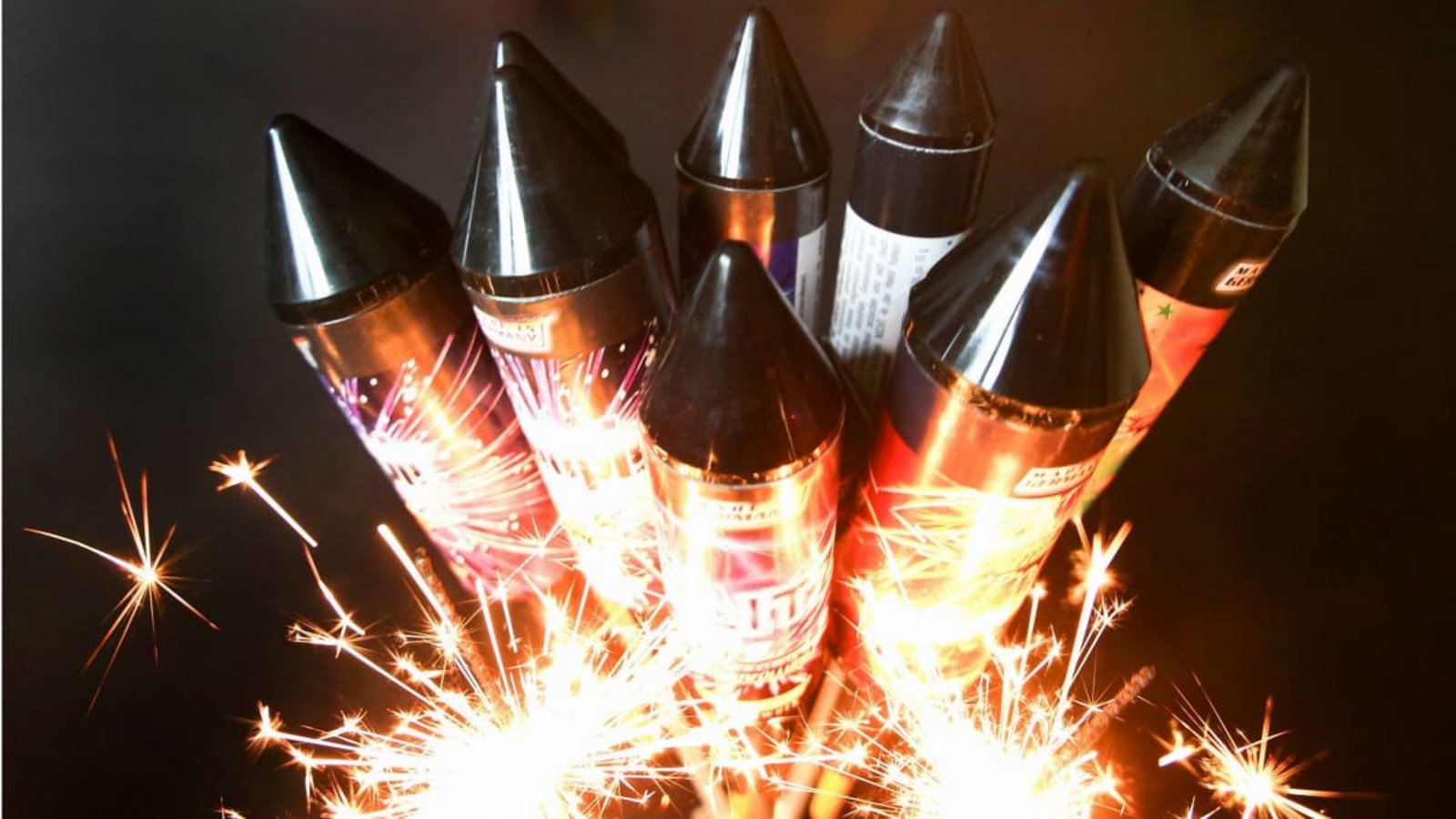 Der Ladendieb soll Feuerwerk gezündet haben. (Symbolbild)dpa Der Ladendieb soll Feuerwerk gezündet haben. (Symbolbild)dpa