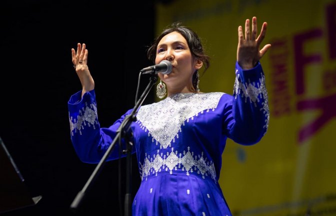 Elaha Soroor beim Auftritt im Rahmen des Sommerfestivals der Kulturen in Stuttgart<span class='image-autor'>Lichtgut/Julian Rettig</span>