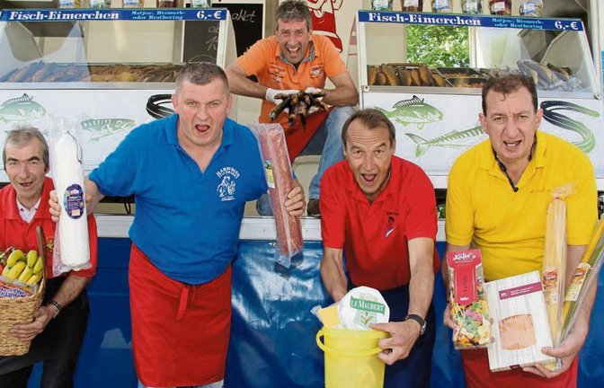 Bei den Marktschreiern des Hamburger Fischmarkts in Illingen ist für gute Unterhaltung und frische Ware gesorgt.  Fotos: Elsässer