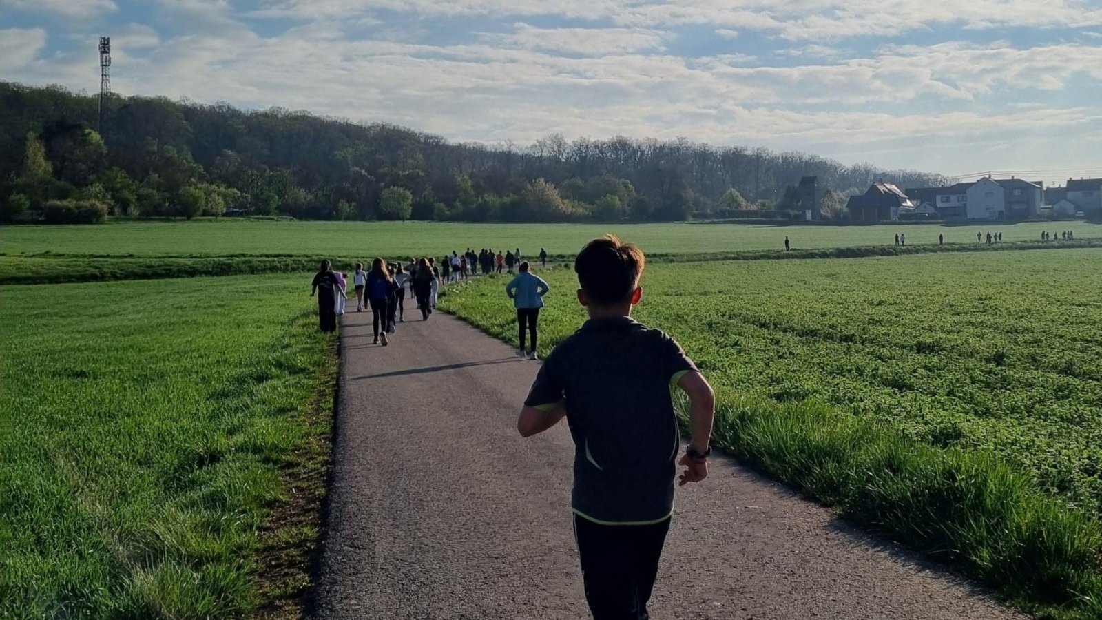 Der Sonne entgegen: Beim Sponsorenlauf der Ottmar-Mergenthaler-Realschule in Kleinglattbach sind rund 11000 Euro zusammengekommen.. Foto: p