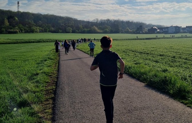 Der Sonne entgegen: Beim Sponsorenlauf der Ottmar-Mergenthaler-Realschule in Kleinglattbach sind rund 11000 Euro zusammengekommen.. <span class='image-autor'>Foto: p</span>
