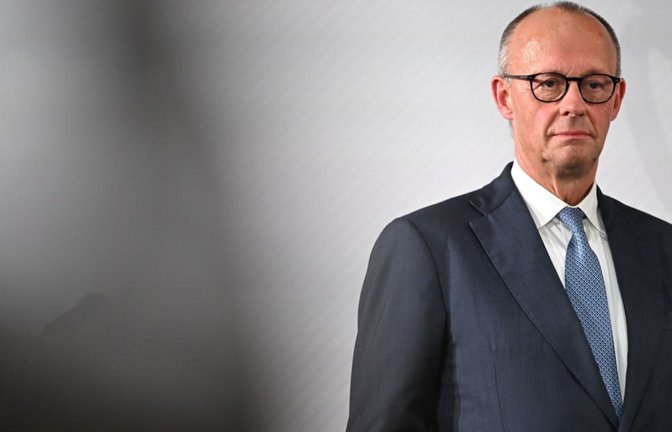 Bundeskanzler Friedrich Merz (CDU) 
steht nach seiner Laudatio bei der Verleihung des internationalen Preises des Westfälischen Friedens 2026 auf der Bühne.<span class='image-autor'>Fabian Strauch/dpa</span>