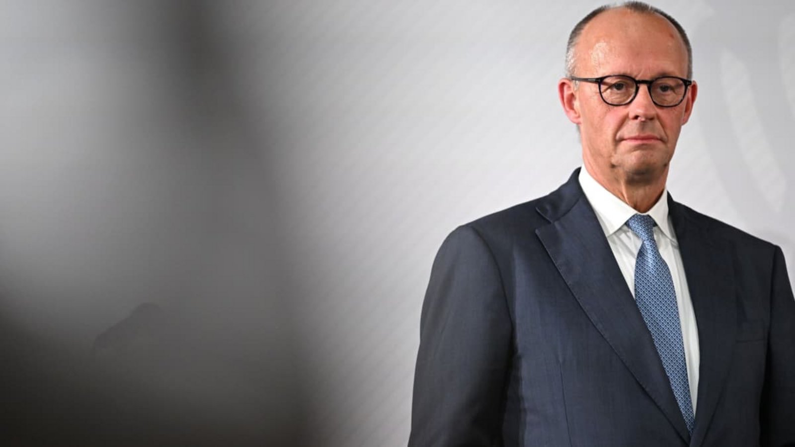 Bundeskanzler Friedrich Merz (CDU) 
steht nach seiner Laudatio bei der Verleihung des internationalen Preises des Westfälischen Friedens 2026 auf der Bühne.Fabian Strauch/dpa
