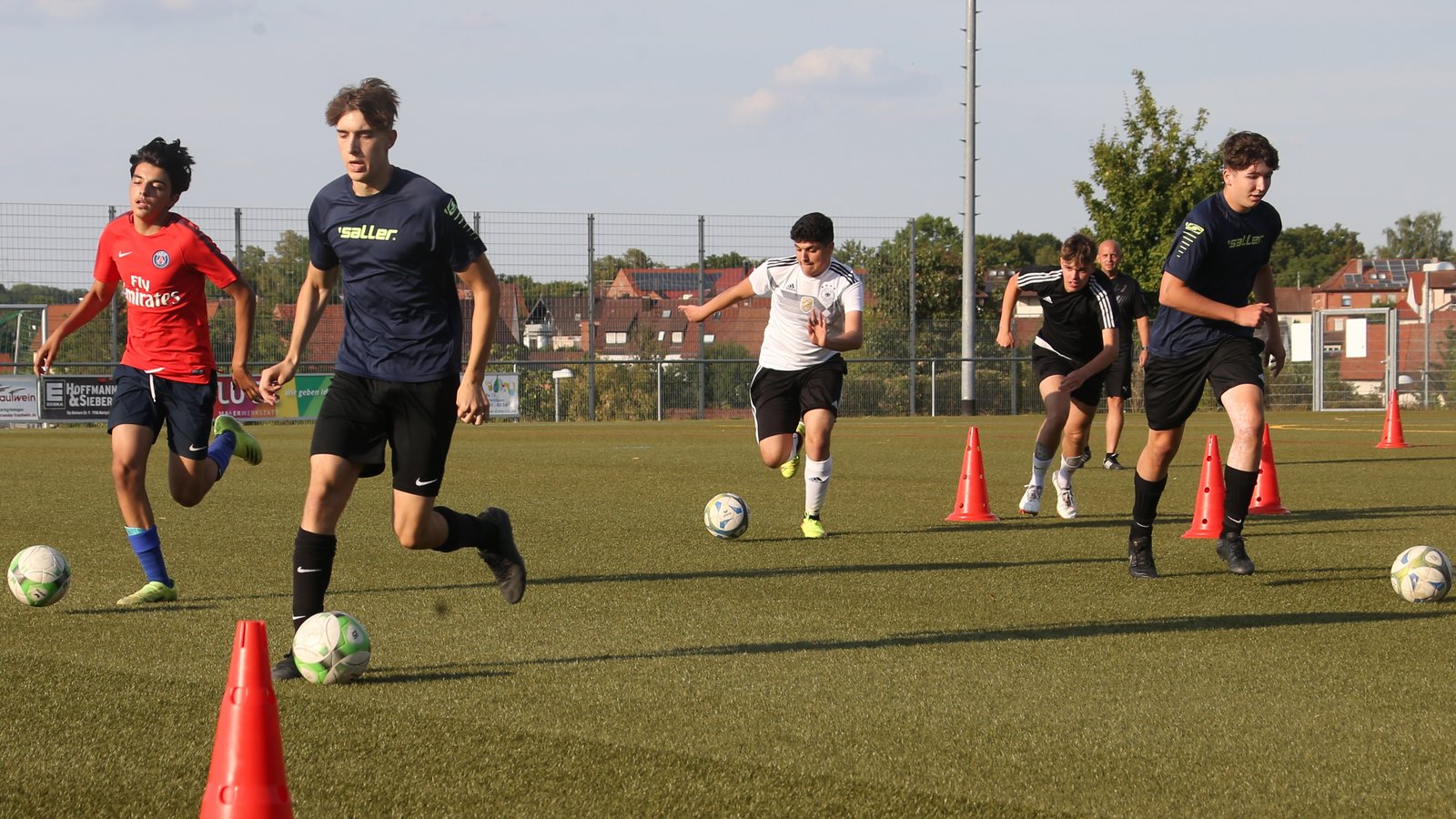 Auf dem Weg in die Regionenstaffel trainieren die A-Junioren der SGM Markgröningen/Riexingen unter den wachsamen Augen von Übungsleiter Ralph Breitschopf (hinten). Foto: Küppers Auf dem Weg in die Regionenstaffel trainieren die A-Junioren der SGM Markgröningen/Riexingen unter den wachsamen Augen von Übungsleiter Ralph Breitschopf (hinten). Foto: Küppers