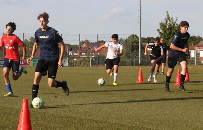 Auf dem Weg in die Regionenstaffel trainieren die A-Junioren der SGM Markgröningen/Riexingen unter den wachsamen Augen von Übungsleiter Ralph Breitschopf (hinten).  <span class='image-autor'>Foto: Küppers</span>