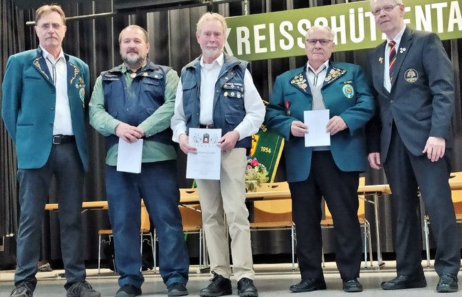 Von links: Bernhard Weigmann, Jochen Mann, Gerhard Schaber, Dieter Wolf und Landesschützenmeister Jens Eberius. <span class='image-autor'>Foto: Haller</span>