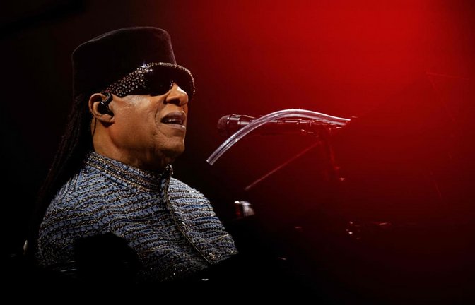 Stevie Wonder (hier beim Konzert am 15. Oktober in Paris) gibt zwei Konzerte in Deutschland<span class='image-autor'>ANNA KURTH/afp</span>