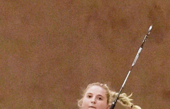 Valentina Skrbin schlägt für den gastgebenden SV Illingen auf. Foto: Leitner