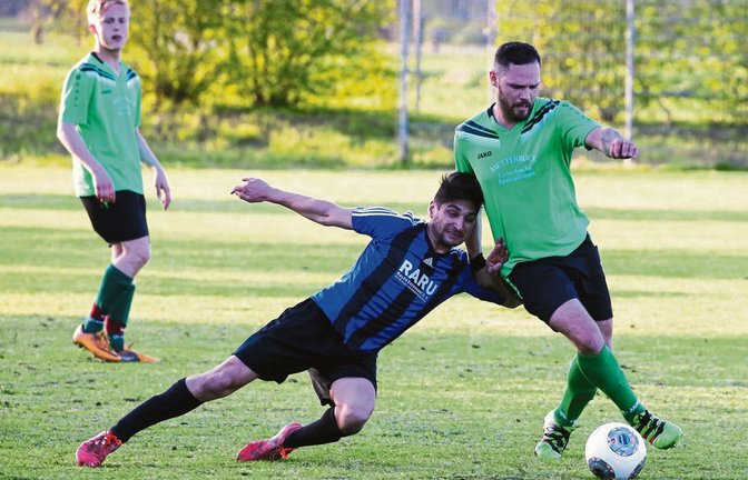 Bisher zu selten ließen Qasim Susuri (rechts) und die Sersheimer ihre Gegenspieler stehen. Foto: Küppers