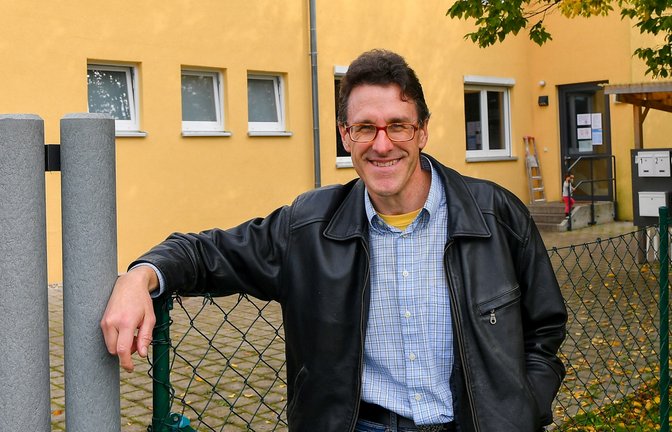 Peter Morriss, hier vor der Unterkunft in Hohenhaslach, gehört zu den Ehrenamtlichen, die sich für Flüchtlinge aus der Ukraine engagieren.  mk