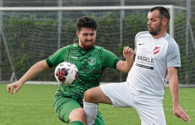 Hochdorfs Gürkan Atli (links) und Pajtim Ajeti schenken sich nichts, doch nach der Pause hatte der TSV nichts mehr entgegenzusetzen. Foto: Leitner
