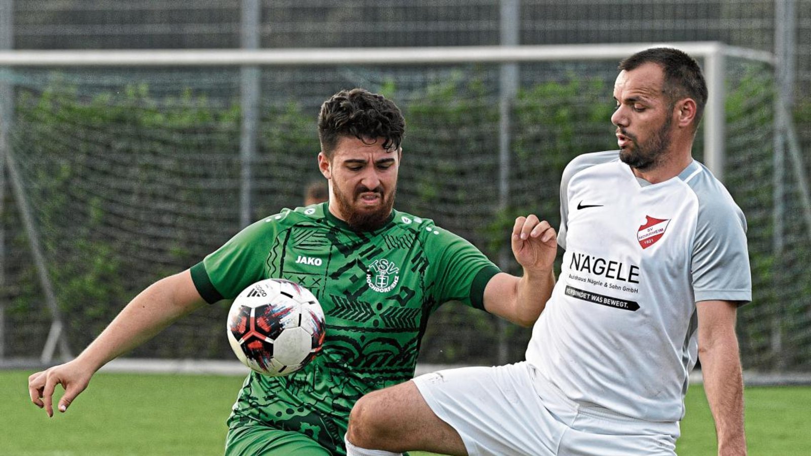 Hochdorfs Gürkan Atli (links) und Pajtim Ajeti schenken sich nichts, doch nach der Pause hatte der TSV nichts mehr entgegenzusetzen. Foto: Leitner Hochdorfs Gürkan Atli (links) und Pajtim Ajeti schenken sich nichts, doch nach der Pause hatte der TSV nichts mehr entgegenzusetzen. Foto: Leitner