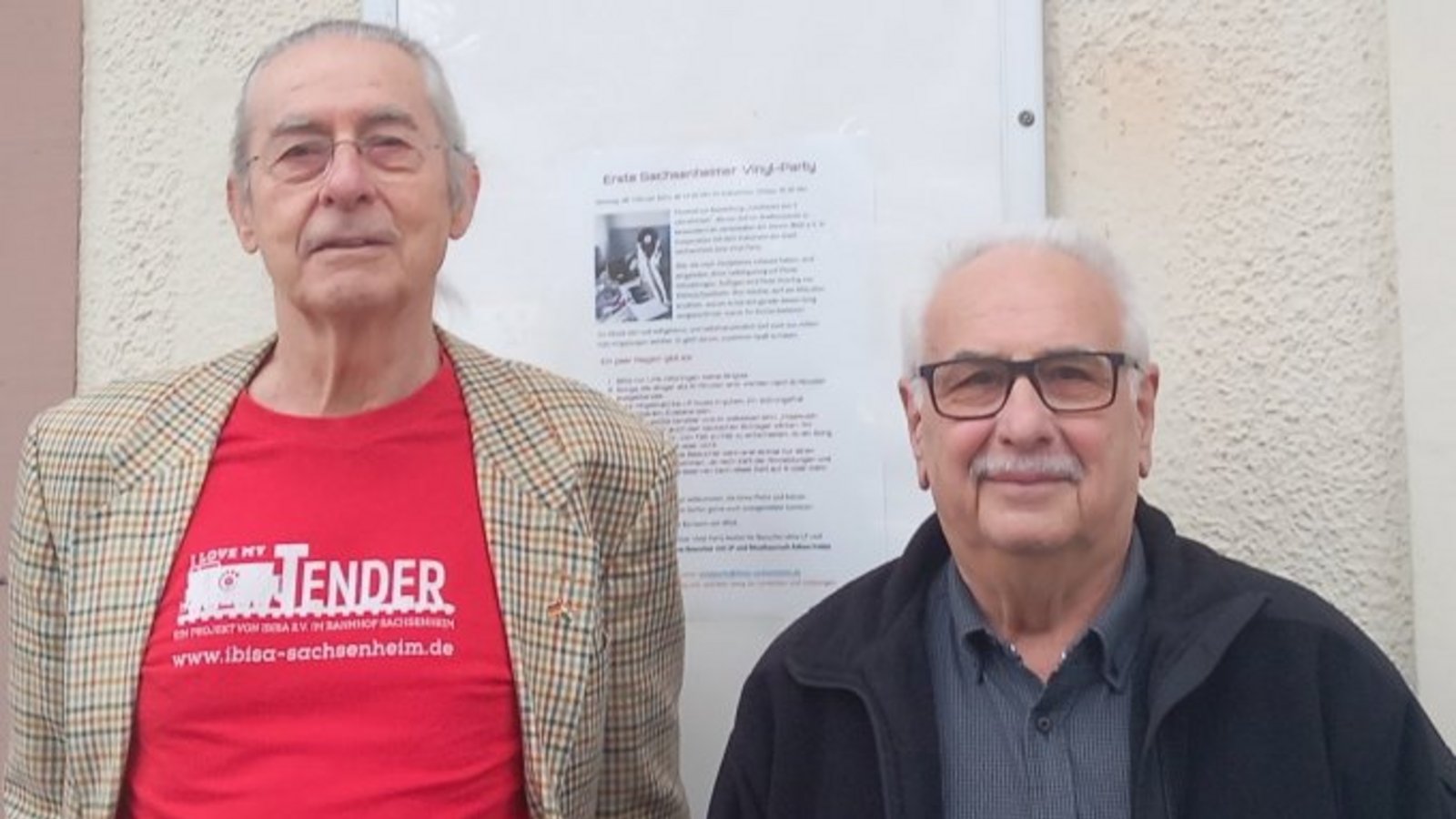Karl Heinz Siber (links) und Hebert Deumelhuber vom Vorstand des Vereins Ibisa haben dem Bahnhofsgebäude in Großsachsenheim unter dem Namen „Tender“ neues Leben eingehaucht.  Foto: Glemser