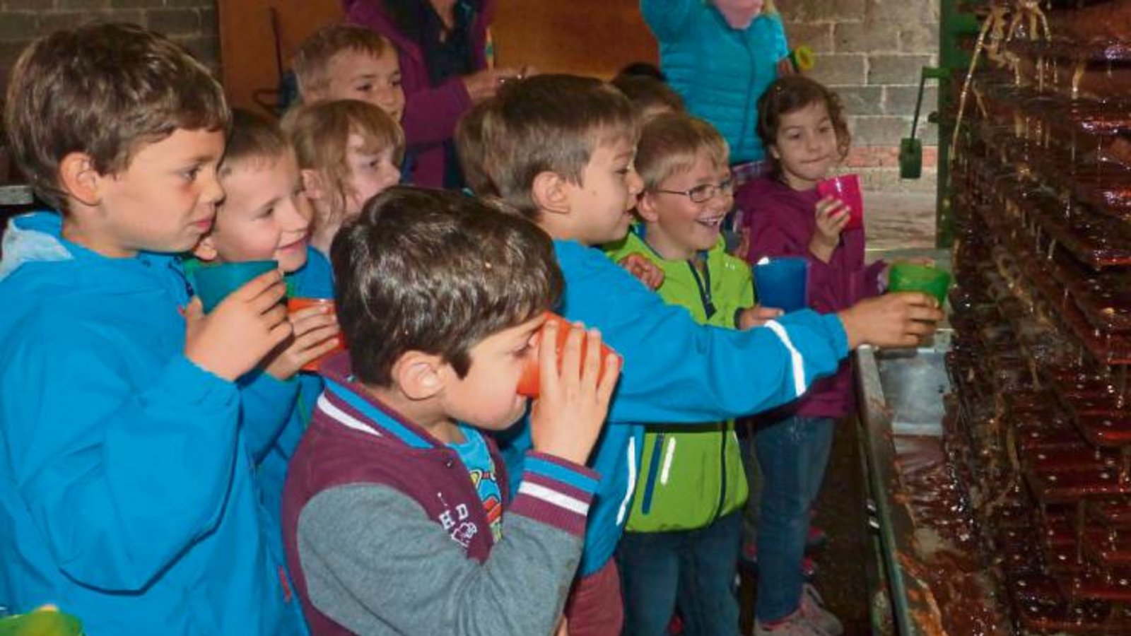 Der Saft kommt – und die Kinder freut’s. In Nussdorf dürfen die Grundschüler kosten. Foto: p Der Saft kommt – und die Kinder freut’s. In Nussdorf dürfen die Grundschüler kosten. Foto: p