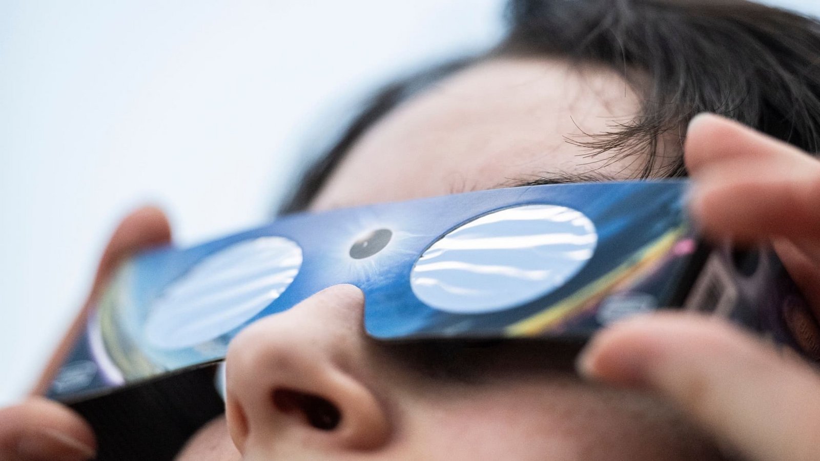 Eine Angestellte eines Fotofachhandelsgeschäft hat eine Sonnenfinsternis-Brille an (gestellte Szene). (zu dpa: «Partielle Sonnenfinsternis hat bei Alaskas Küste begonnen»)Marijan Murat/dpa Eine Angestellte eines Fotofachhandelsgeschäft hat eine Sonnenfinsternis-Brille an (gestellte Szene). (zu dpa: «Partielle Sonnenfinsternis hat bei Alaskas Küste begonnen»)Marijan Murat/dpa