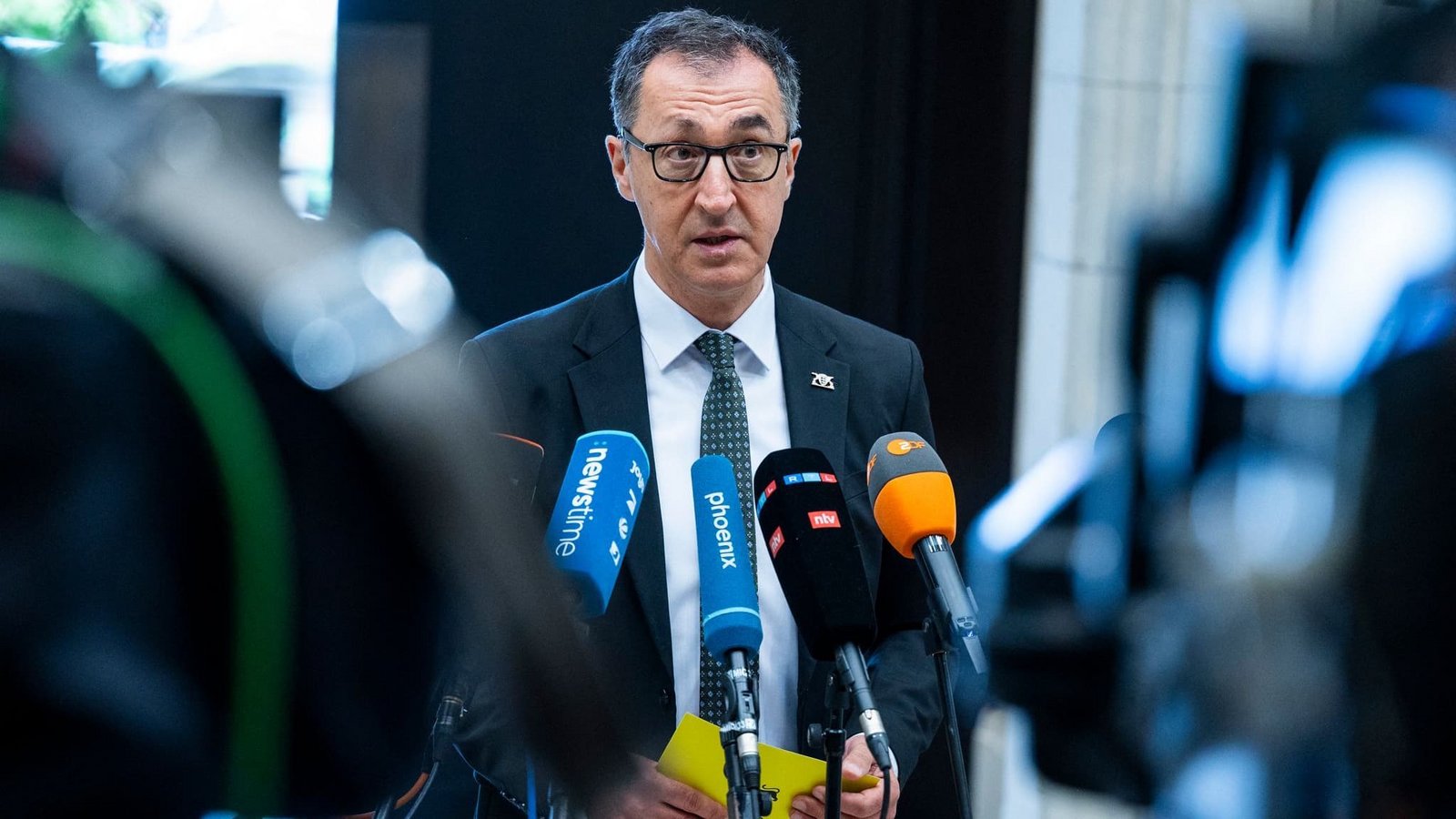 Cem Özdemir, Ministerpräsident von Baden-Württemberg, spricht im Bundesrat vor Medienvertretern. (Archivbild)Christophe Gateau/dpa Cem Özdemir, Ministerpräsident von Baden-Württemberg, spricht im Bundesrat vor Medienvertretern. (Archivbild)Christophe Gateau/dpa