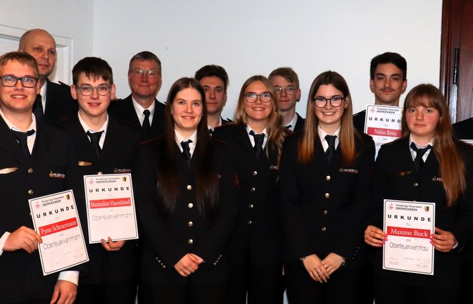Kommandant Tobias Grieble (rechts) kann diesmal besonders viele junge Aktive befördern, unter ihnen auch der neue Jugendwart Maximilian Hasenhündl (erste Reihe, Dritter von links).  <span class='image-autor'>Fotos: Gergen</span>