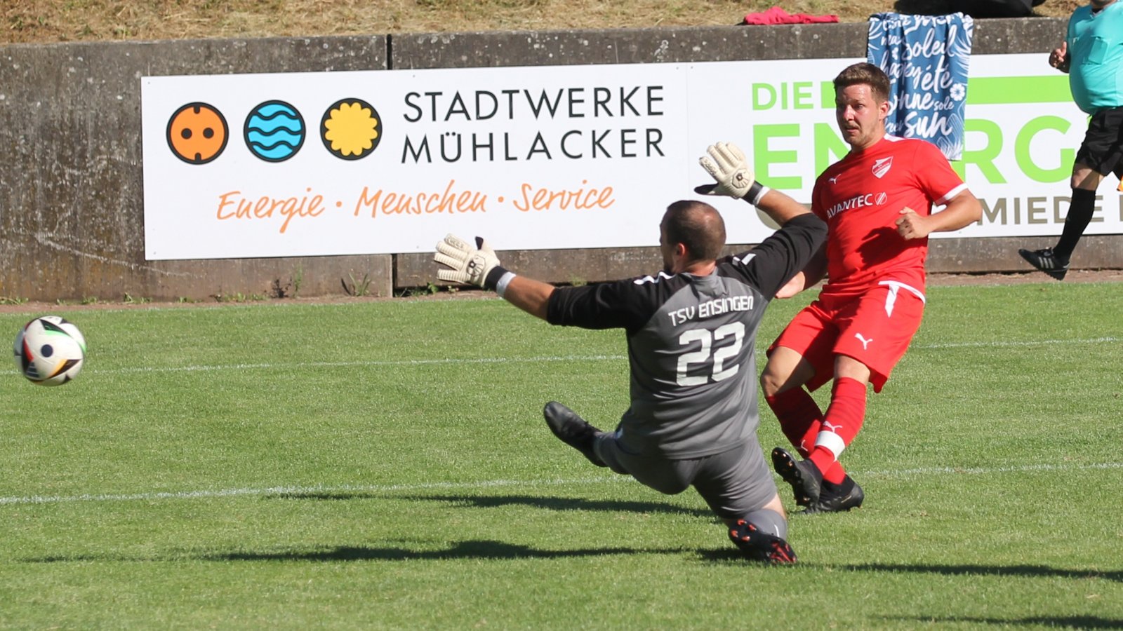 Jonas Brosi (rechts) überwindet Keeper Dustin Seidel zum 2:1 für Horrheim. Foto: Dittrich Jonas Brosi (rechts) überwindet Keeper Dustin Seidel zum 2:1 für Horrheim. Foto: Dittrich