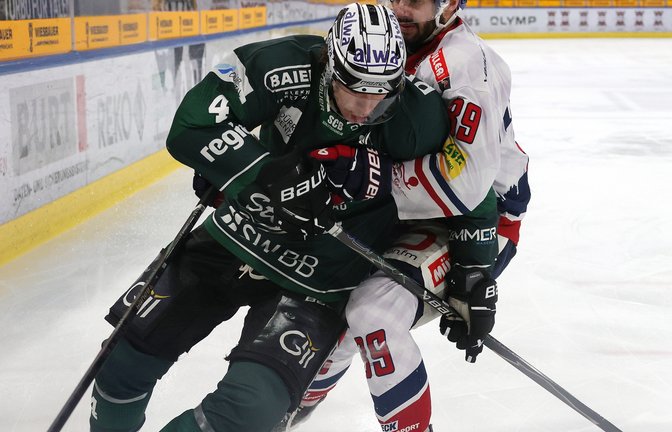 Einen schweren Stand hat Joshua Rust (links) in dieser Szene gegen seinen Freiburger Gegenspieler. Am Ende bleiben die Steelers vor heimischem Publikum ohne Punkt. <span class='image-autor'>Foto: Baumann</span>