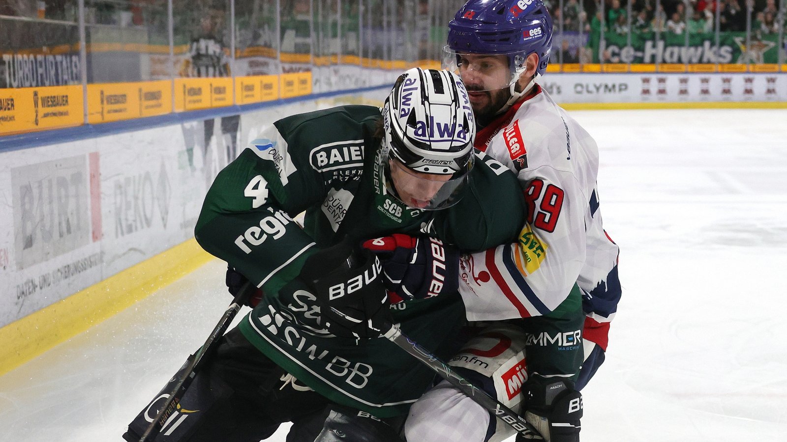 Einen schweren Stand hat Joshua Rust (links) in dieser Szene gegen seinen Freiburger Gegenspieler. Am Ende bleiben die Steelers vor heimischem Publikum ohne Punkt. Foto: Baumann