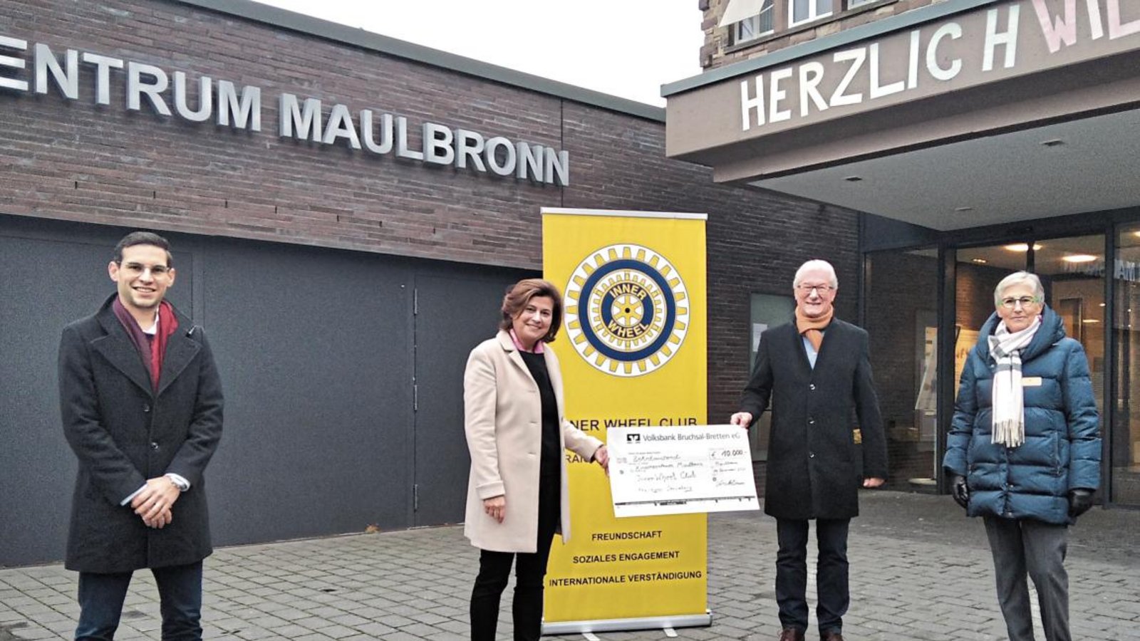 Spendenübergabe in Maulbronn (von links): Dirk Berner (Kaufmännischer Geschäftsführer des Kinderzentrums), Nezihe Kirschbaum (Präsidentin IWC Kraichgau-Stromberg), Fritz Schäfer (Vorstand des Fördervereins Christophorushilfe) und Helga Geiger (IWC Pastpräsidentin). Foto: p Spendenübergabe in Maulbronn (von links): Dirk Berner (Kaufmännischer Geschäftsführer des Kinderzentrums), Nezihe Kirschbaum (Präsidentin IWC Kraichgau-Stromberg), Fritz Schäfer (Vorstand des Fördervereins Christophorushilfe) und Helga Geiger (IWC Pastpräsidentin). Foto: p