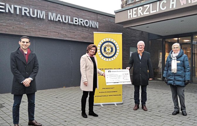 Spendenübergabe in Maulbronn (von links): Dirk Berner (Kaufmännischer Geschäftsführer des Kinderzentrums), Nezihe Kirschbaum (Präsidentin IWC Kraichgau-Stromberg), Fritz Schäfer (Vorstand des Fördervereins Christophorushilfe) und Helga Geiger (IWC Pastpräsidentin).  Foto: p