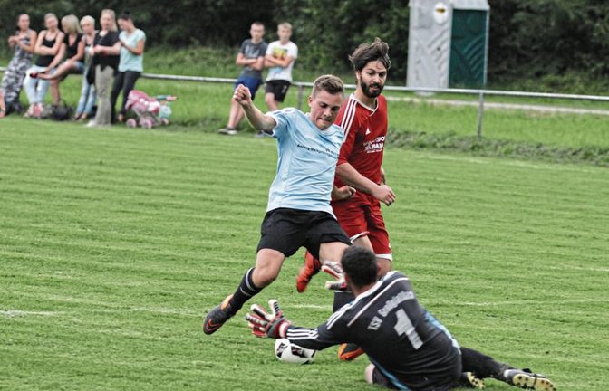 Großglattbachs Torwart Adrian Sieber (unten) fischt den Ball Riexingens Christian Reiter (links) vom Fuß. Marcel Folk muss nicht mehr eingreifen. Foto: Nachreiner