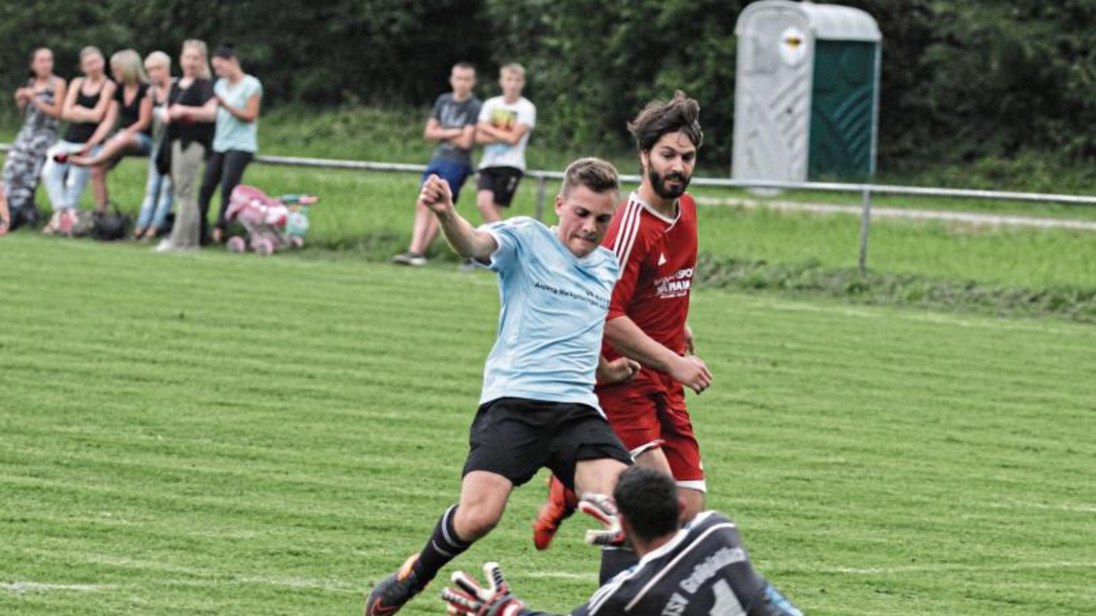 Großglattbachs Torwart Adrian Sieber (unten) fischt den Ball Riexingens Christian Reiter (links) vom Fuß. Marcel Folk muss nicht mehr eingreifen. Foto: Nachreiner Großglattbachs Torwart Adrian Sieber (unten) fischt den Ball Riexingens Christian Reiter (links) vom Fuß. Marcel Folk muss nicht mehr eingreifen. Foto: Nachreiner