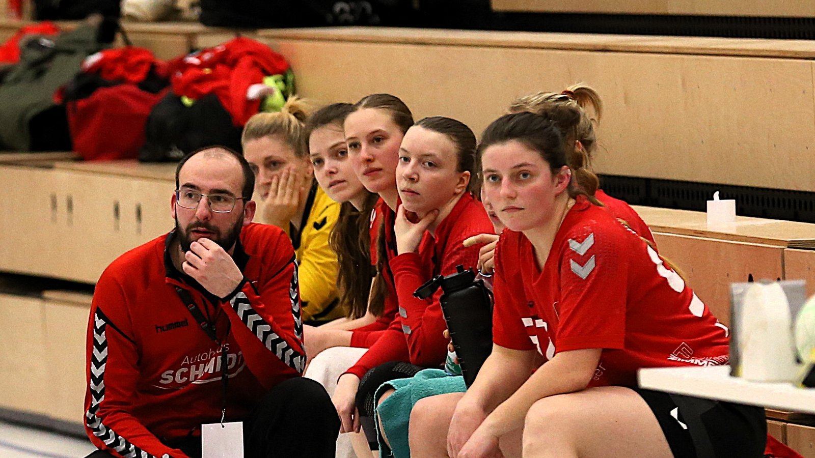 Da ist guter Rat teuer: Der Trainer des HCME, Stefan Sack (links), und seine Auswechselspielerinnen verfolgen, wie ihr Team Chance um Chance vergibt. Foto: Küppers