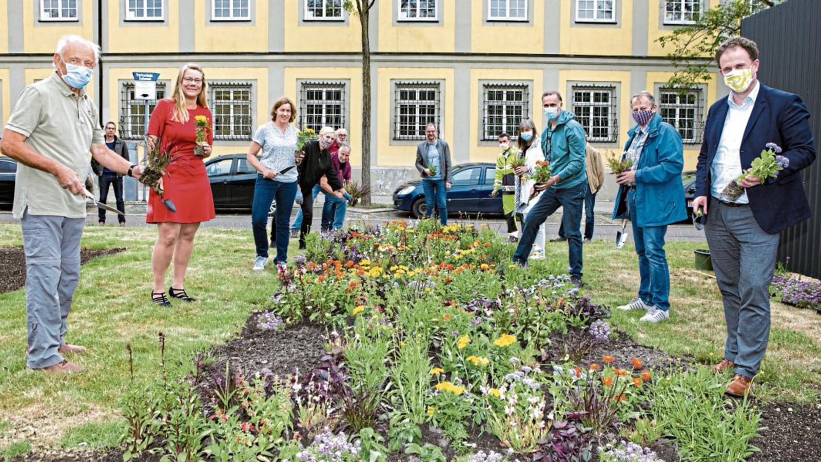 Pflanztermin an der Sternkreuzung mit Oberbürgermeister Matthias Knecht (rechts), Vertretern der Vereine und städtischen Mitarbeitern. Foto: p Pflanztermin an der Sternkreuzung mit Oberbürgermeister Matthias Knecht (rechts), Vertretern der Vereine und städtischen Mitarbeitern. Foto: p