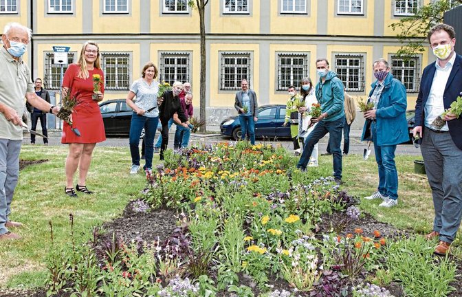 Pflanztermin an der Sternkreuzung mit Oberbürgermeister Matthias Knecht (rechts), Vertretern der Vereine und städtischen Mitarbeitern.  Foto: p