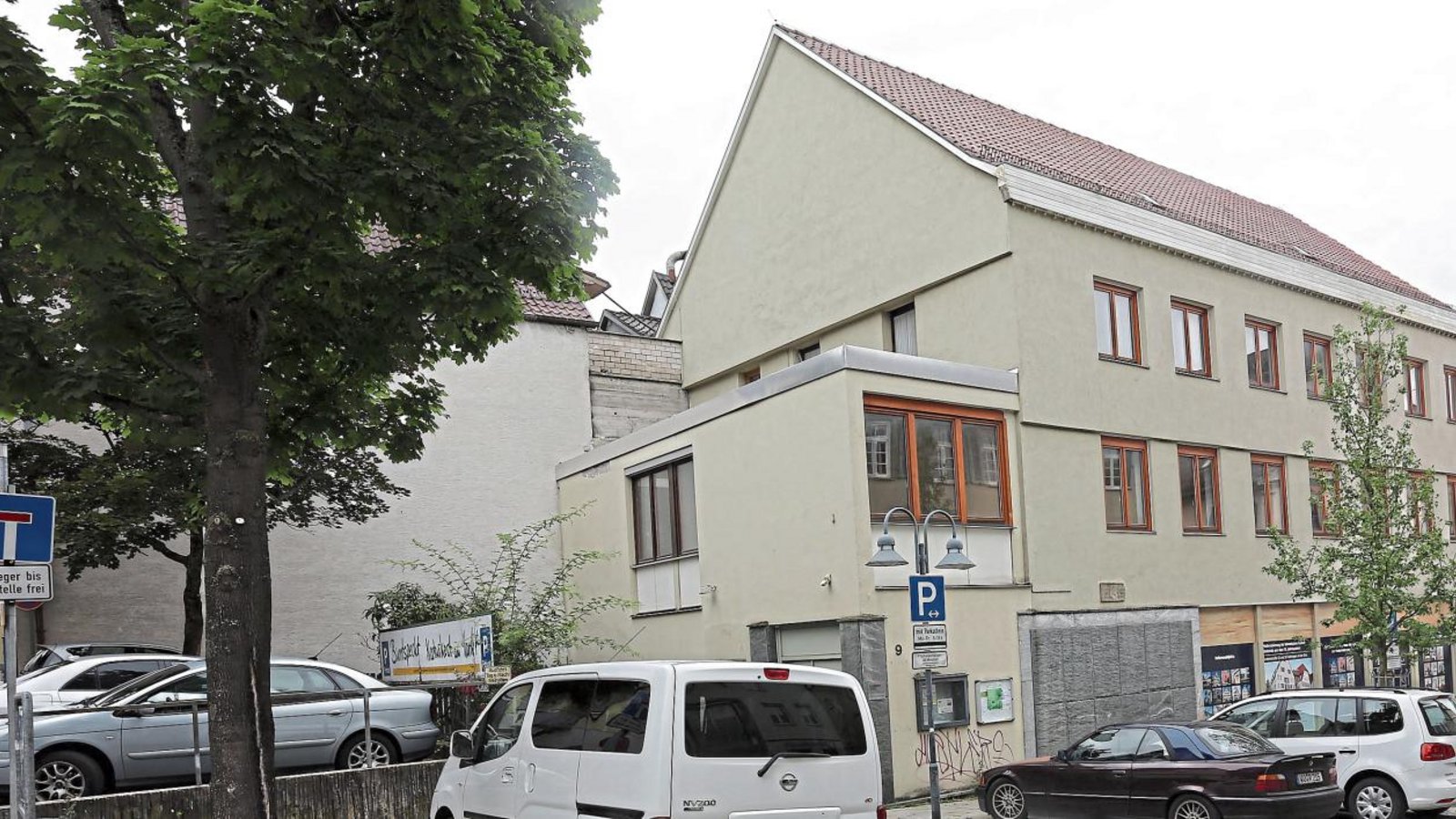 Das Bestandsgebäude am Marktplatz und die Fläche an der Radbrunnengasse sollen Platz für ein aufwendig saniertes und erweitertes Wohn- und Geschäftshaus bieten. Fotos: Küppers Das Bestandsgebäude am Marktplatz und die Fläche an der Radbrunnengasse sollen Platz für ein aufwendig saniertes und erweitertes Wohn- und Geschäftshaus bieten. Fotos: Küppers