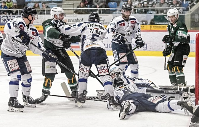 Die Dresdner Timo Walther (links), Sebastian Zauner (Mitte) und Gustav Veisert (Zweiter von rechts stehend) schützen ihren Goalie Marco Eisenhut (am Boden) vor dem Bietigheimer Max Lukes (Zweiter von links), der versucht, an den Puck zu kommen, obwohl der unter dem Torwart begraben ist. Foto: Simecek
