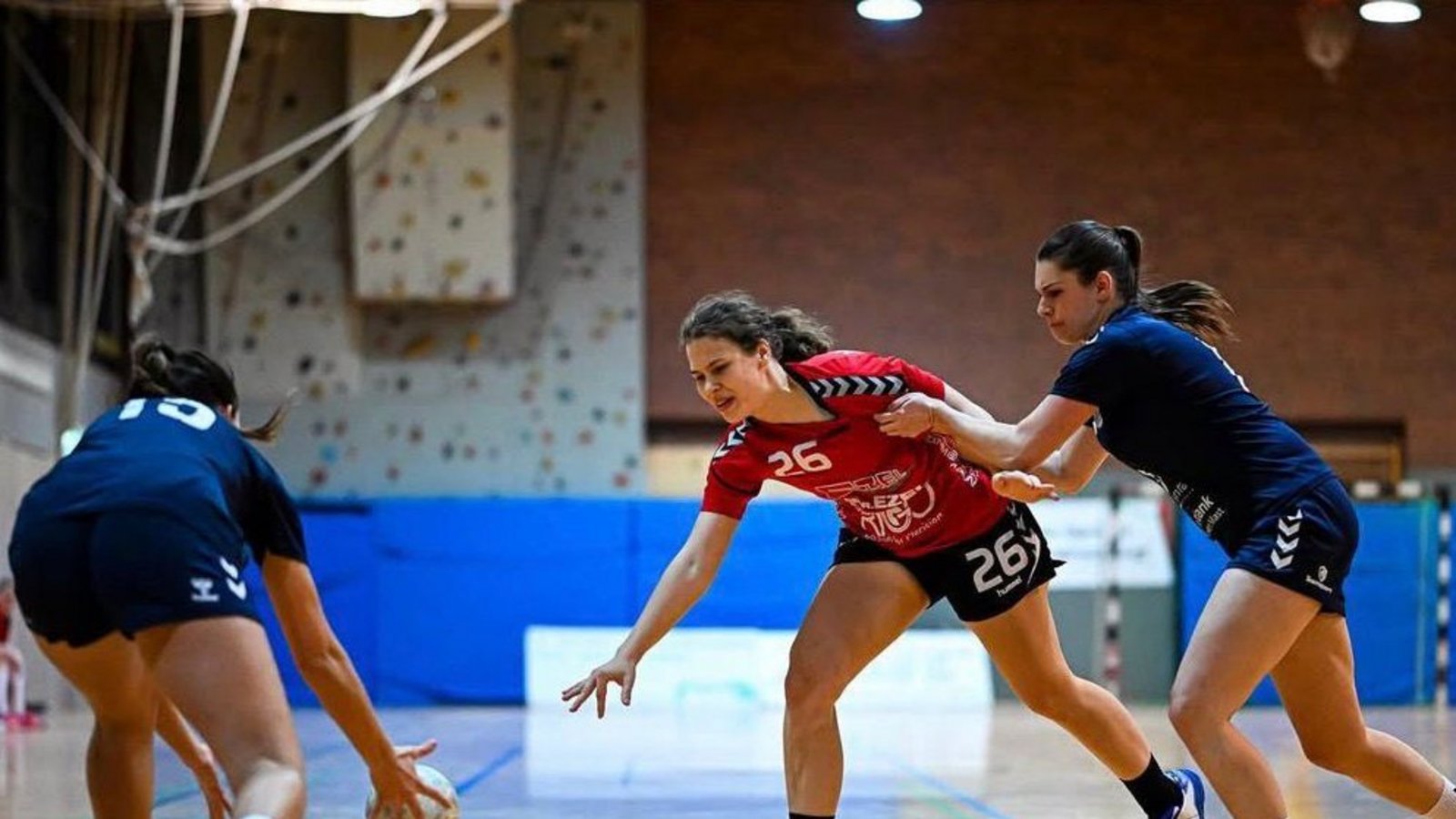 Marika Slunsky (Mitte) spielt Handball beim HC Metter-Enz. Foto: p