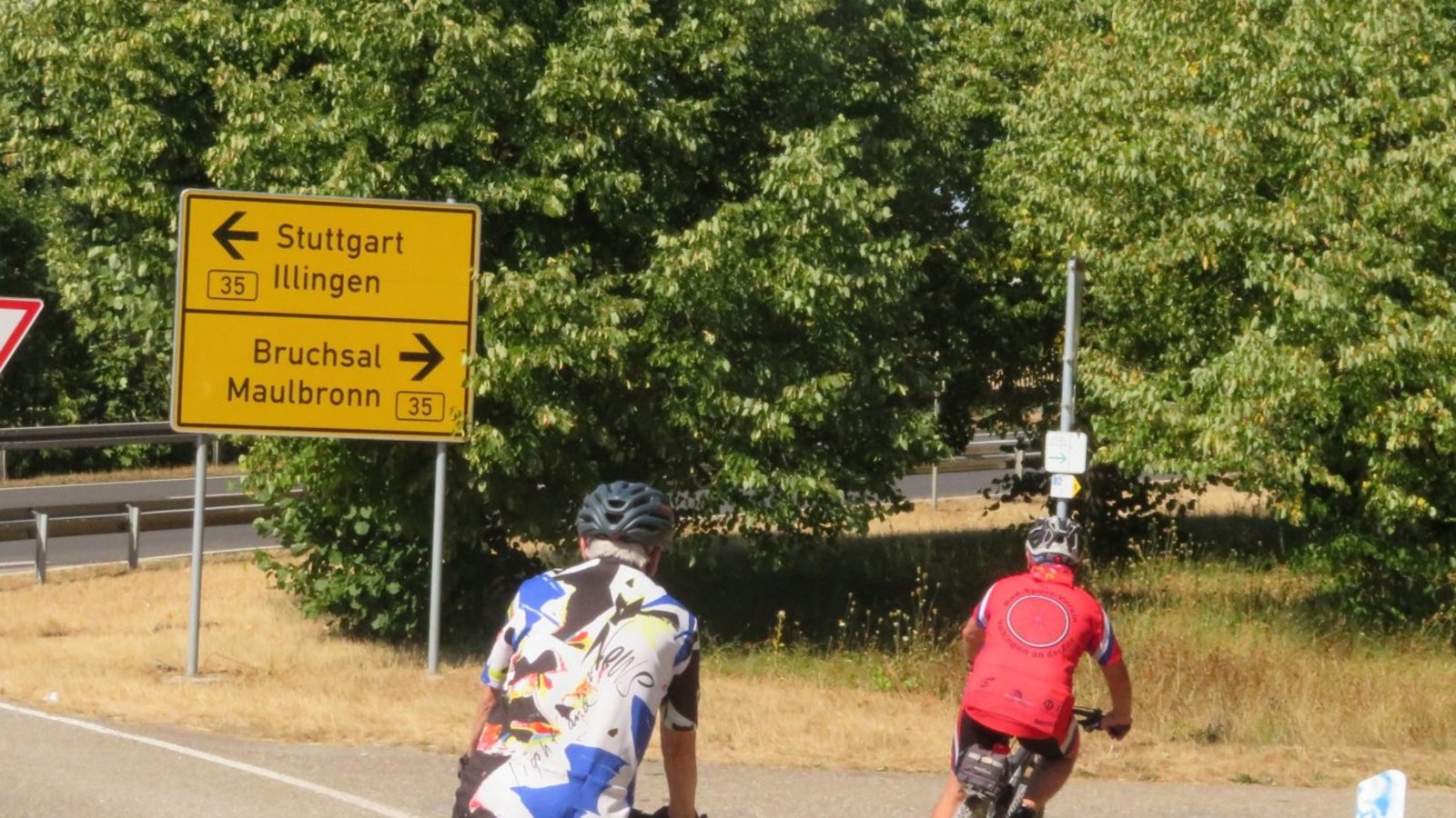 Unter der Bundesstraße 35 durch.