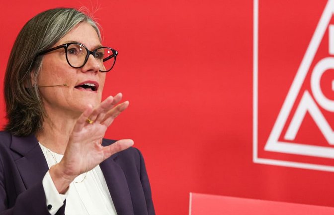 Christiane Benner, die Vorsitzende der IG Metall, nimmt sich den Audi-Chef Döllner vor.<span class='image-autor'>Hannes P Albert/dpa</span>