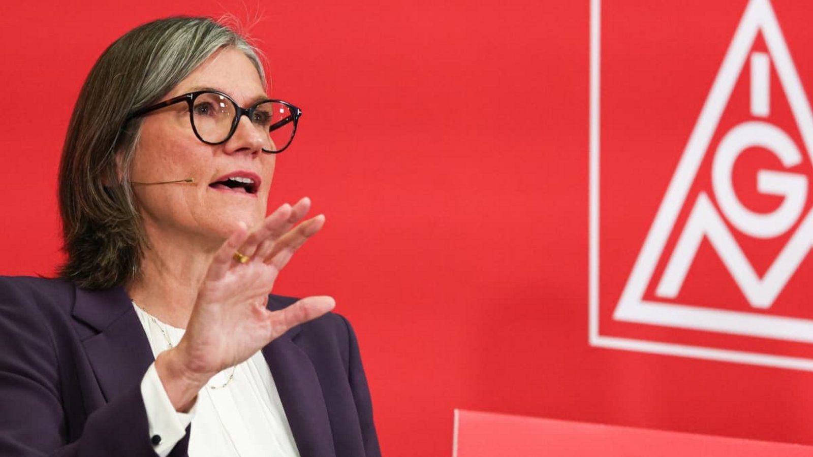 Christiane Benner, die Vorsitzende der IG Metall, nimmt sich den Audi-Chef Döllner vor.Hannes P Albert/dpa Christiane Benner, die Vorsitzende der IG Metall, nimmt sich den Audi-Chef Döllner vor.Hannes P Albert/dpa