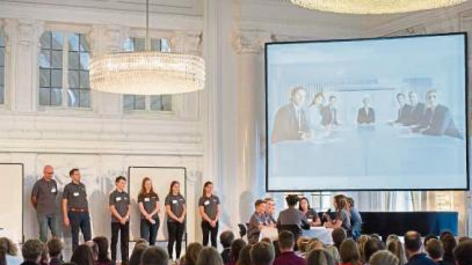 Schüler und Lehrer des Lichtenstern-Gymnasiums stellten im Neuen Schloss in Stuttgart ihre Ideen vor.  Foto: p