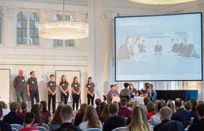 Schüler und Lehrer des Lichtenstern-Gymnasiums stellten im Neuen Schloss in Stuttgart ihre Ideen vor.  Foto: p