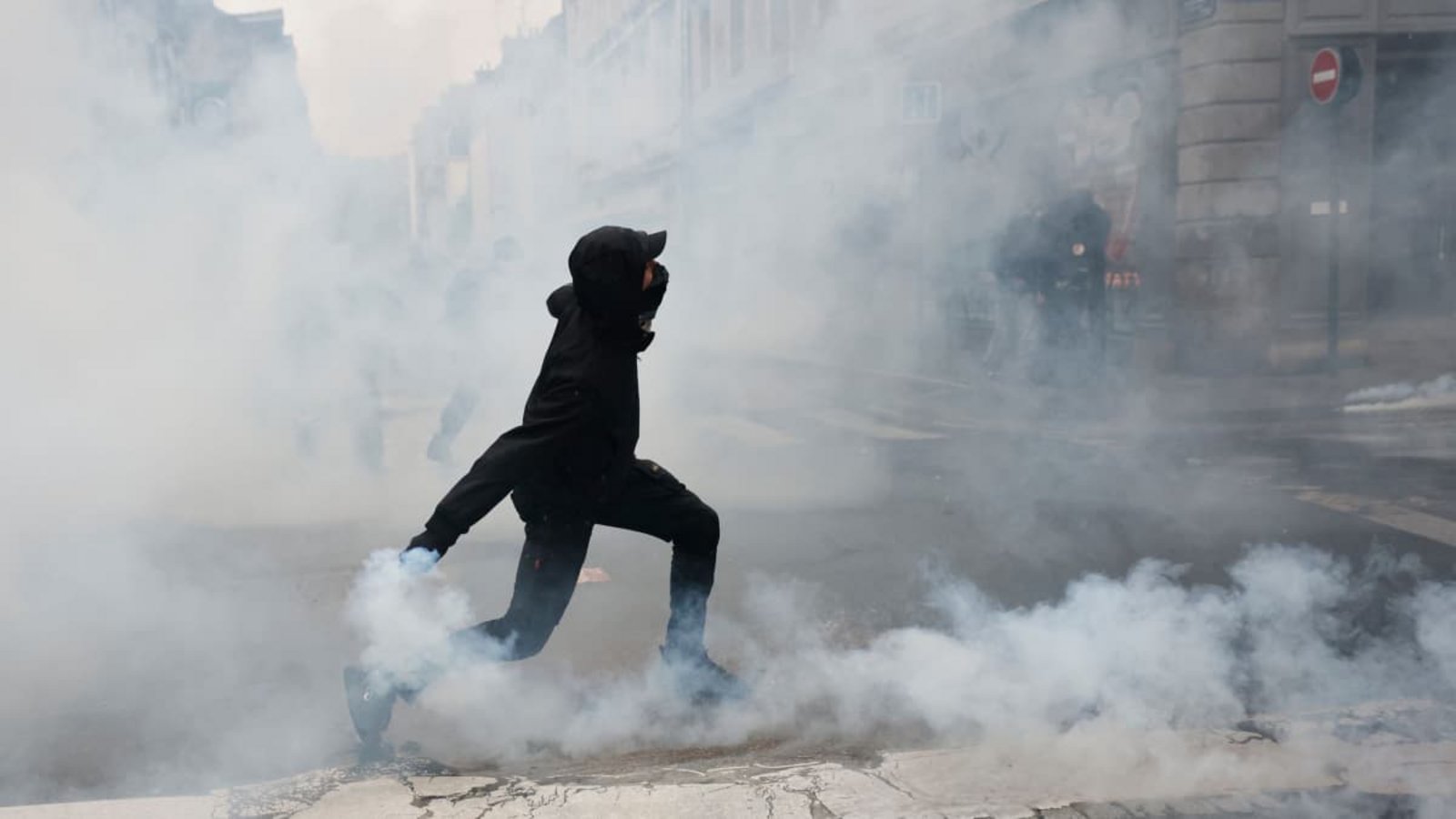 In Rennes wirft ein Demonstrant eine Tränengasgranate in Richtung der Polizei. Je nach Darstellung gingen am Samstag zwischen 400.000 und 800.000 Menschen in Frankreich auf die Straße.Jeremias Gonzalez/dpa In Rennes wirft ein Demonstrant eine Tränengasgranate in Richtung der Polizei. Je nach Darstellung gingen am Samstag zwischen 400.000 und 800.000 Menschen in Frankreich auf die Straße.Jeremias Gonzalez/dpa