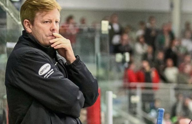 Für Steelers-Trainer Kevin Gaudet gibt es zurzeit eigentlich wenig zu grübeln. Die Bietigheimer führen mit 14 Punkten Vorsprung die Tabelle der Deutschen Eishockey Liga (DEL) 2 an. Foto: Simecek