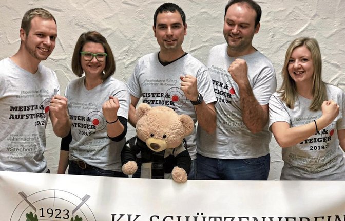 Markus Burkhardt, Jessica Hanke, Jochen Palmer, Adrian Mannhardt und Sina Gilmore (von links) feiern eine perfekte Saison in der Unterländer Luftgewehr-Bezirksliga 1. Foto: privat