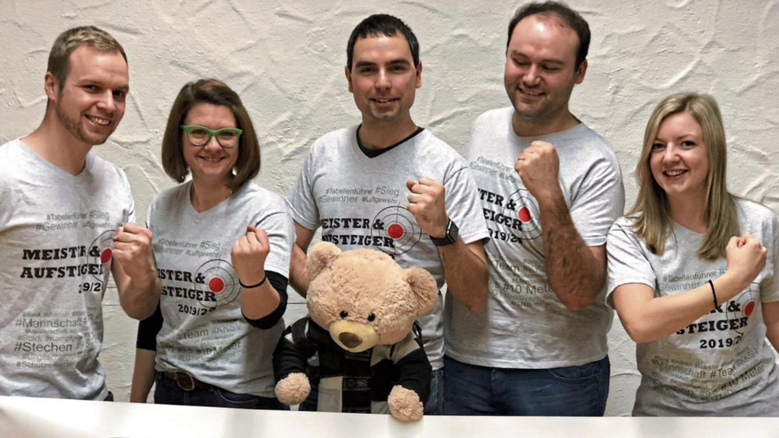 Markus Burkhardt, Jessica Hanke, Jochen Palmer, Adrian Mannhardt und Sina Gilmore (von links) feiern eine perfekte Saison in der Unterländer Luftgewehr-Bezirksliga 1. Foto: privat Markus Burkhardt, Jessica Hanke, Jochen Palmer, Adrian Mannhardt und Sina Gilmore (von links) feiern eine perfekte Saison in der Unterländer Luftgewehr-Bezirksliga 1. Foto: privat