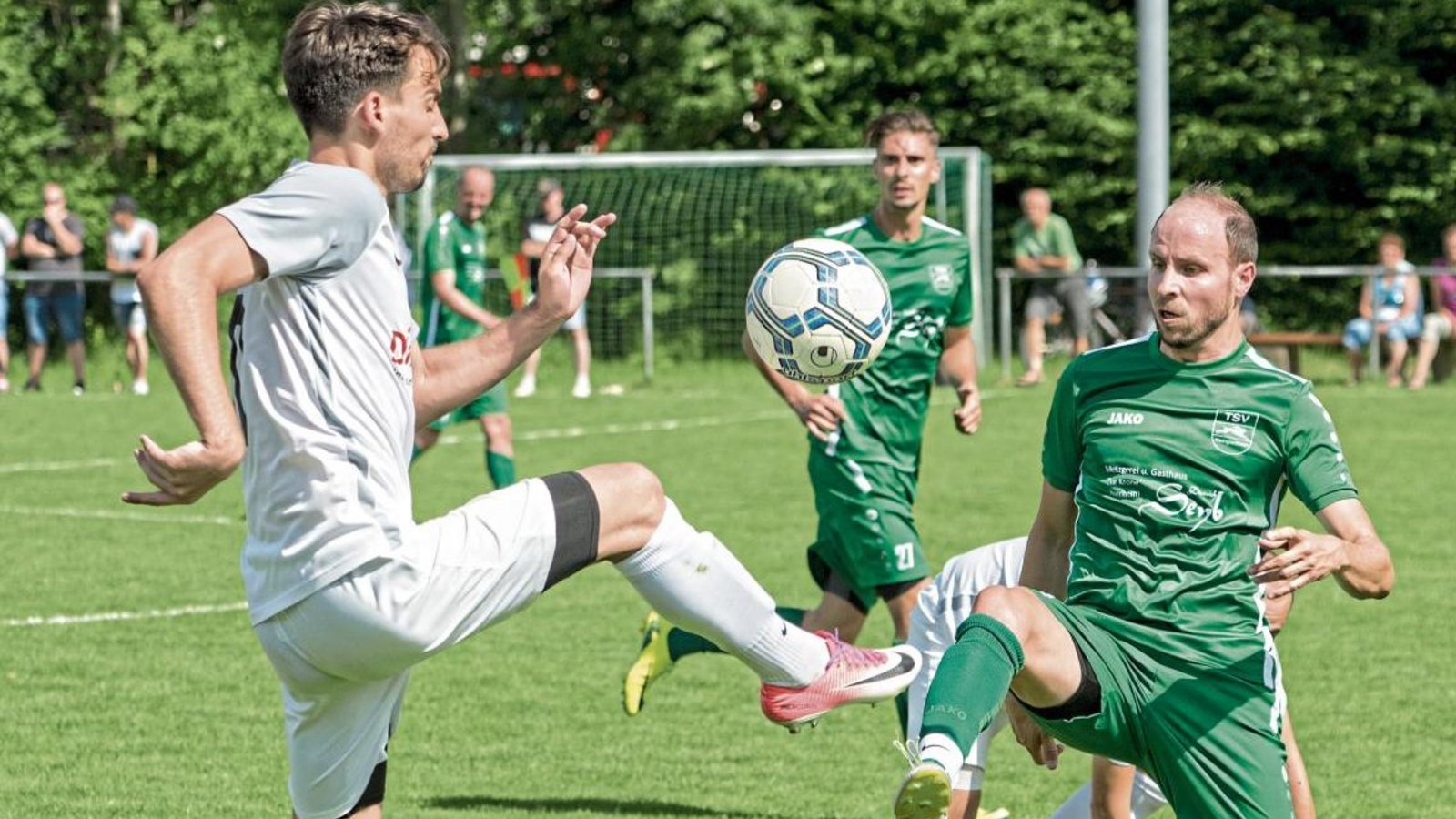 Immergrünes Derby beim Stadtpokal: Seriensieger TSV Kleinglattbach (rechts) und Bezirksliga-Aufsteiger SV Riet Foto: Leitner Immergrünes Derby beim Stadtpokal: Seriensieger TSV Kleinglattbach (rechts) und Bezirksliga-Aufsteiger SV Riet Foto: Leitner