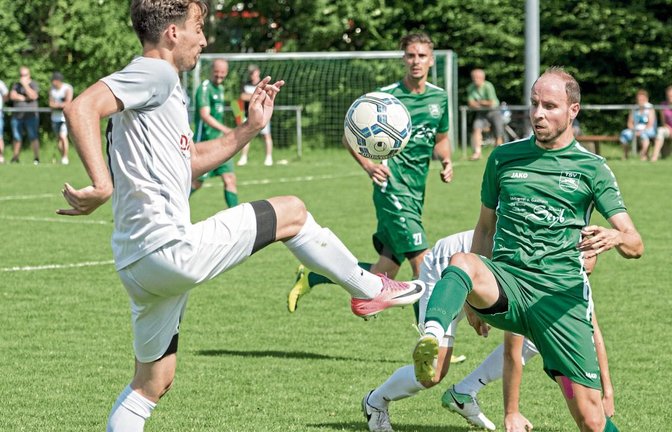 Immergrünes Derby beim Stadtpokal: Seriensieger TSV Kleinglattbach (rechts) und Bezirksliga-Aufsteiger SV Riet  Foto: Leitner