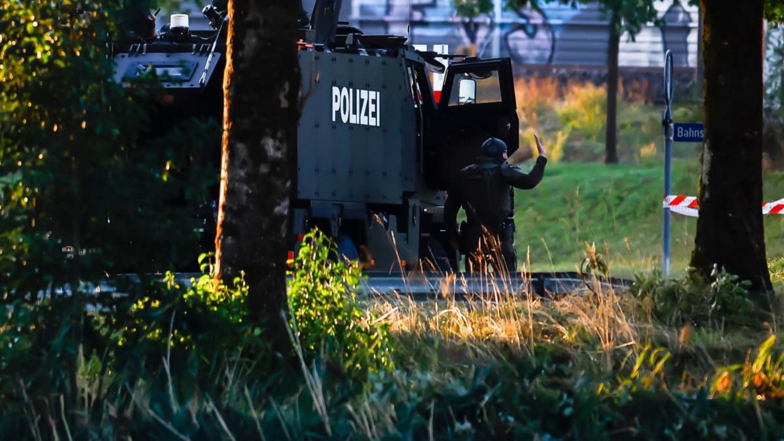 Schüsse bei einer Veranstaltung in der Schweiz: Großaufgebot der Polizei.Michael Buholzer/KEYSTONE/dpa Schüsse bei einer Veranstaltung in der Schweiz: Großaufgebot der Polizei.Michael Buholzer/KEYSTONE/dpa