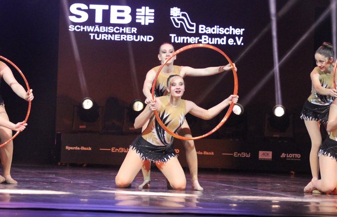 Übungen mit dem Reifen hat die Gruppe Gymmotion des TV Sersheim auch schon bei der Turn-Gala in der Porsche-Arena gezeigt. <span class='image-autor'>Foto: Nachreiner</span>
