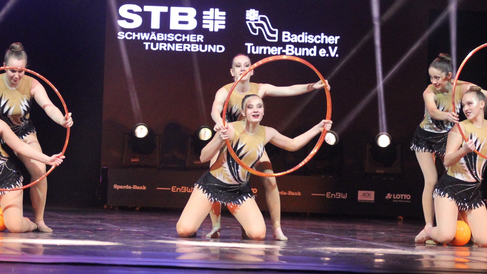 Übungen mit dem Reifen hat die Gruppe Gymmotion des TV Sersheim auch schon bei der Turn-Gala in der Porsche-Arena gezeigt. Foto: Nachreiner